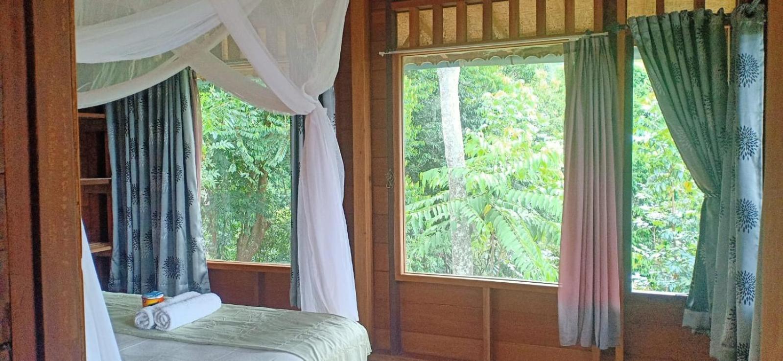 On The Rocks Bungalows, Restaurant And Jungle Trekking Tours Bukit Lawang Exterior photo